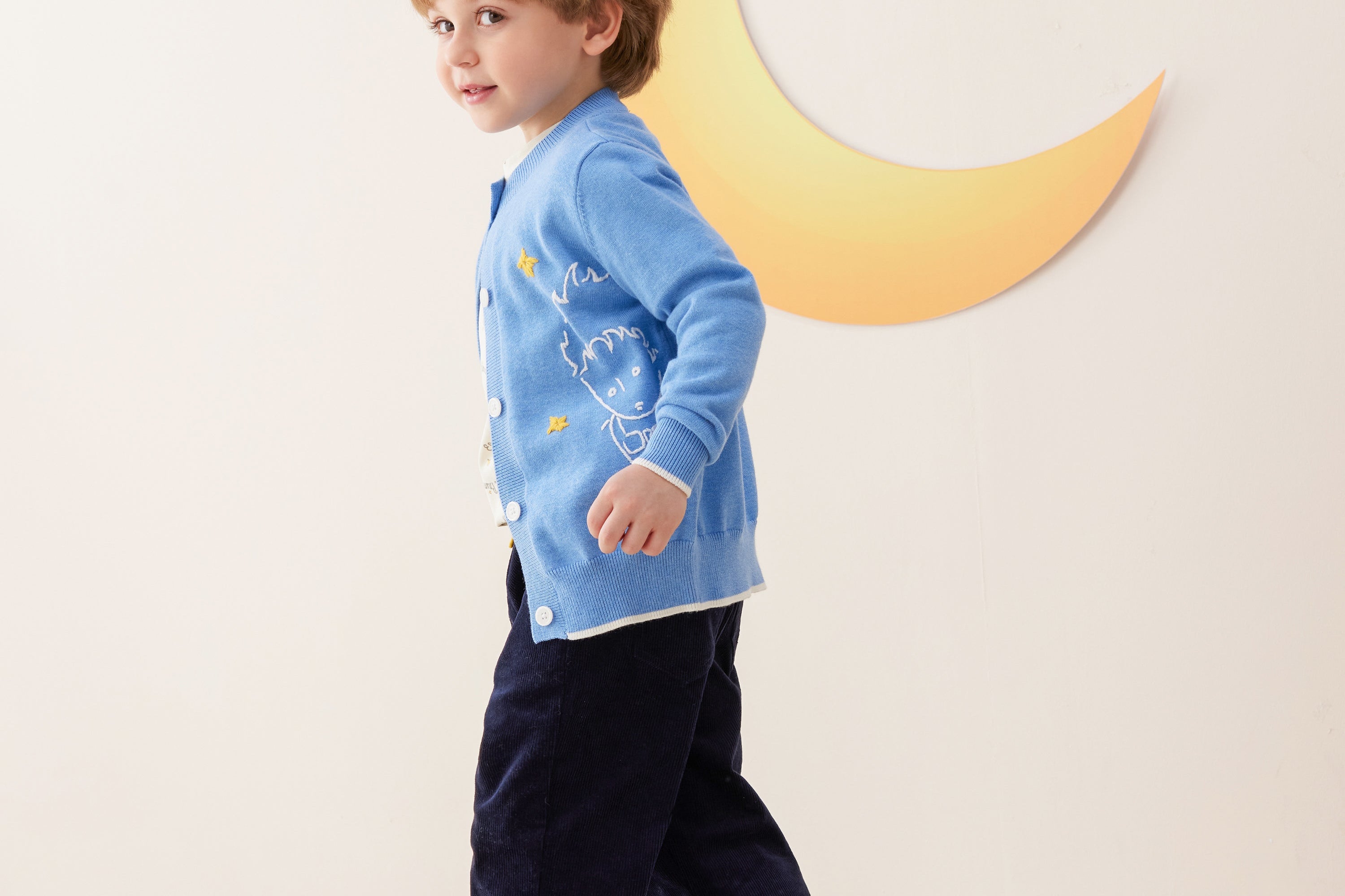 Vauva x Le Petit Prince - Kids Cashmere Cardigan (Blue)-model image side