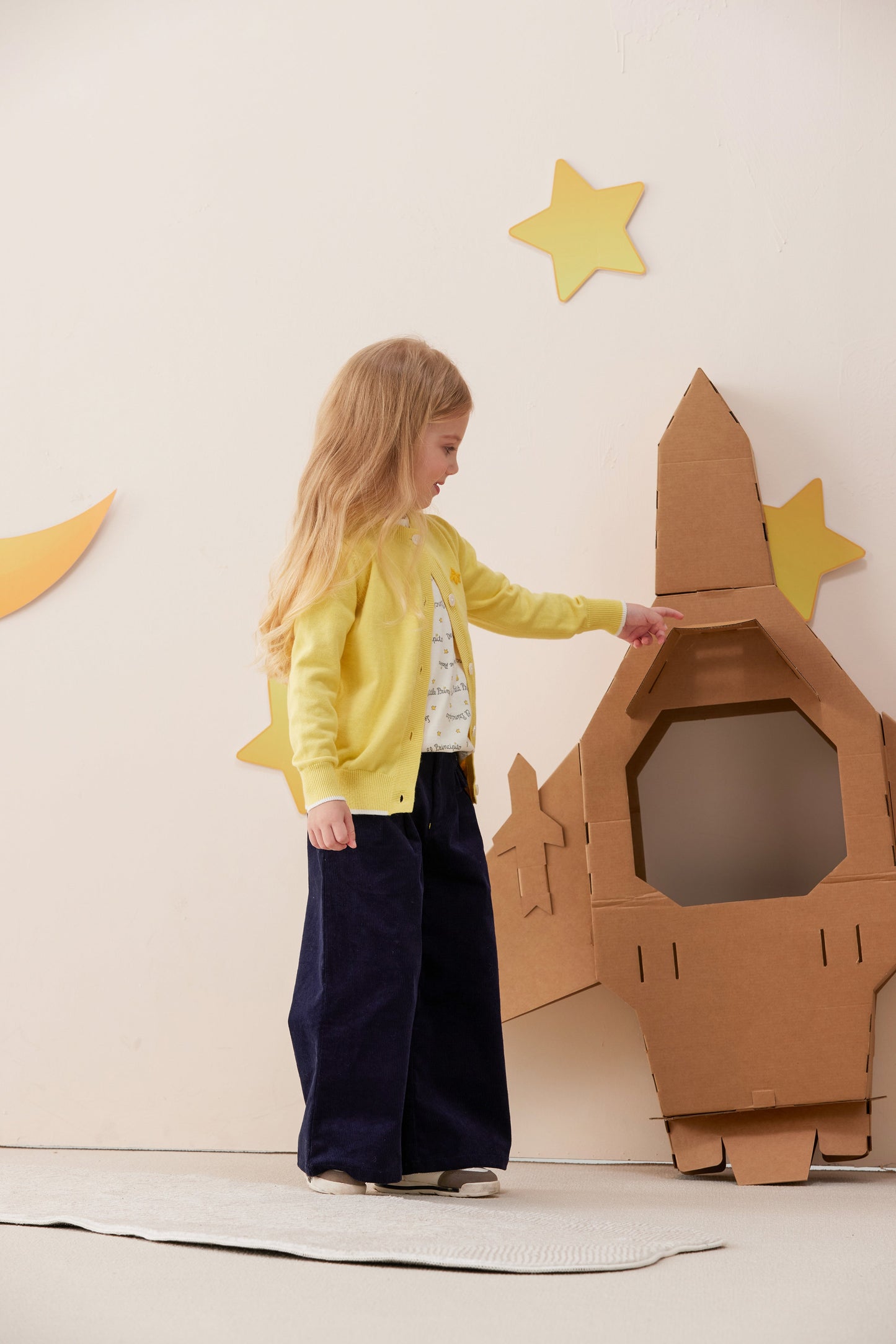 Vauva x Le Petit Prince - Kids Cashmere Cardigan (Yellow)-model image  side