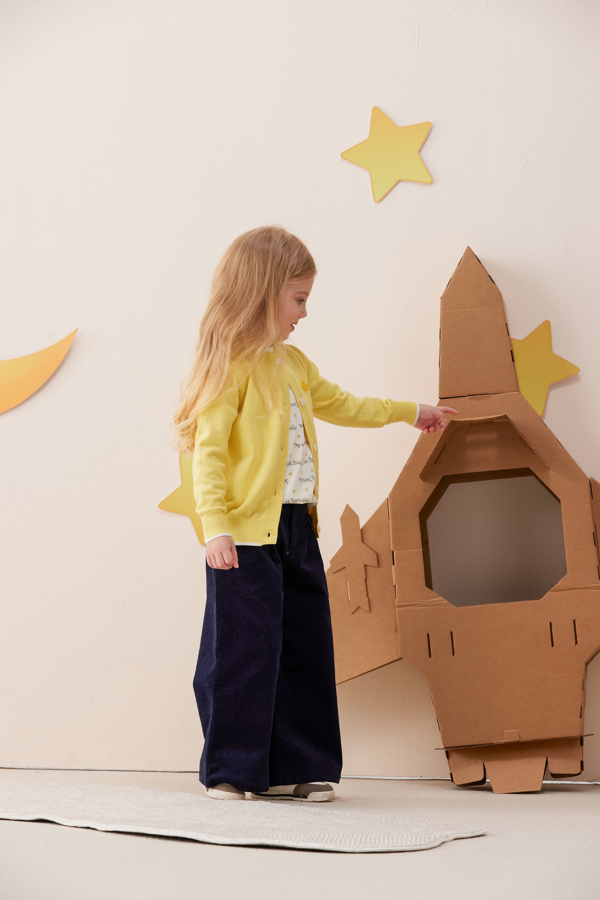 Vauva x Le Petit Prince - Kids Cashmere Cardigan (Yellow)-model image  side