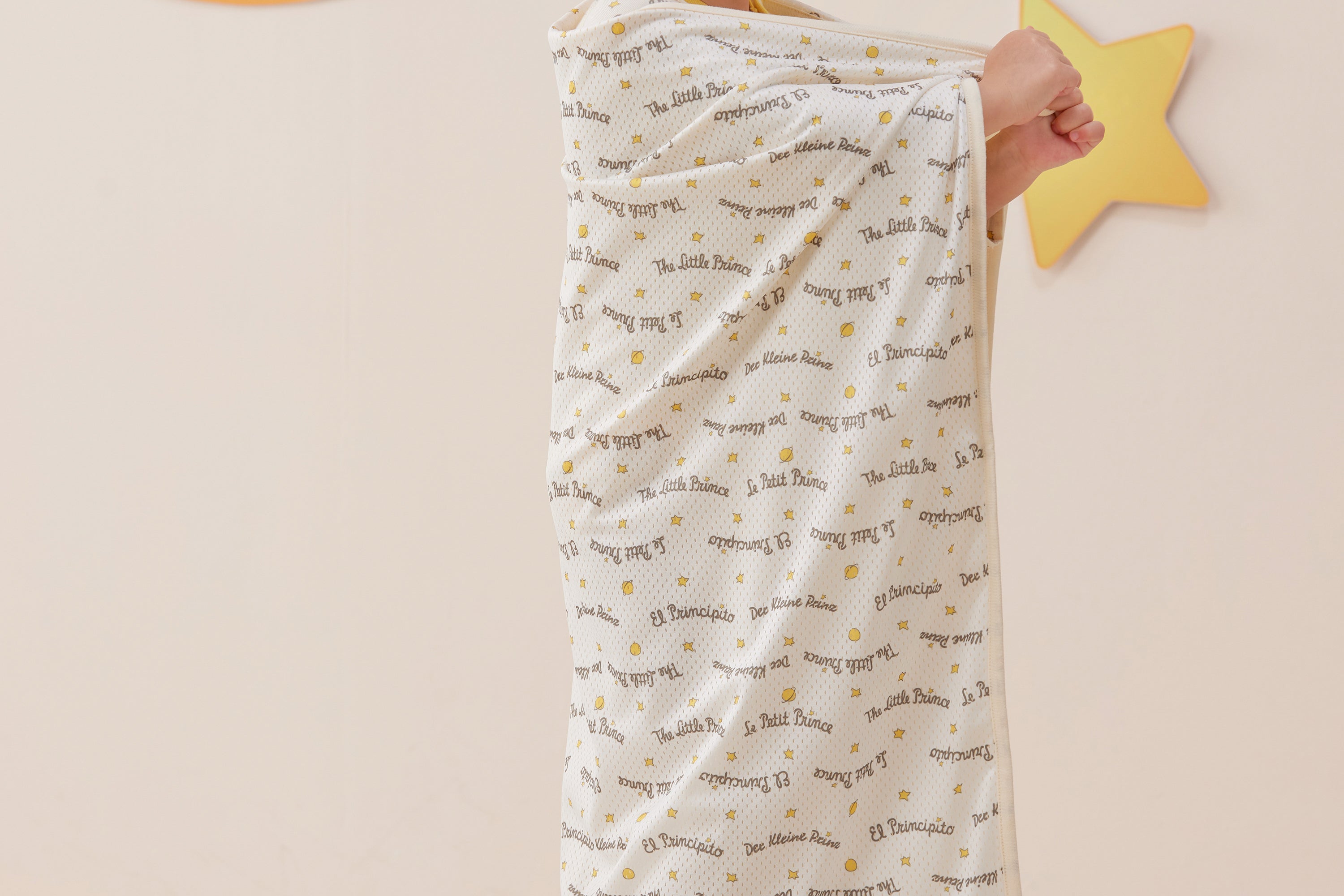 Vauva x Le Petit Prince - Baby Blanket with Little Bag model back