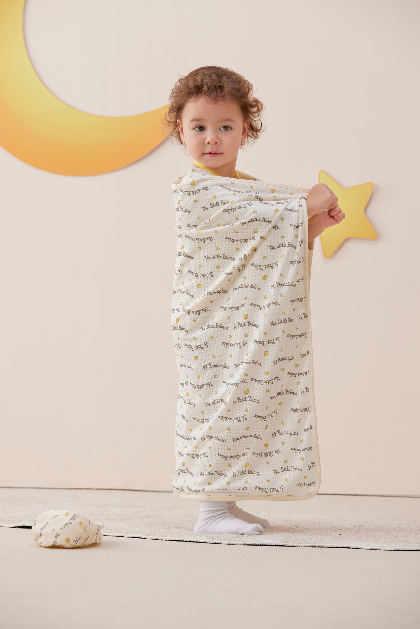 Vauva x Le Petit Prince - Baby Blanket with Little Bag model back