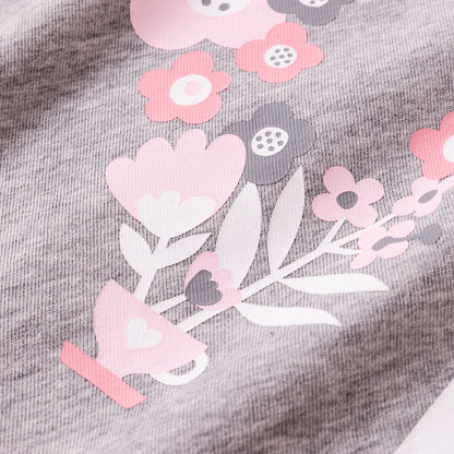 Vauva 女嬰的愛和格子毯子上的花朵